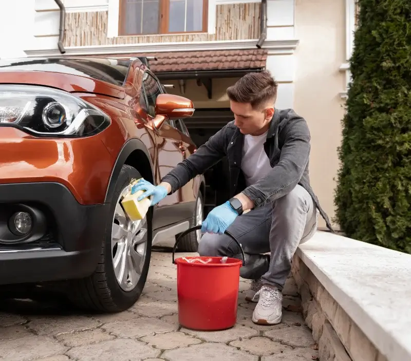 Lavage auto à domicile Rochessauve : professionnel intervenant sur un véhicule